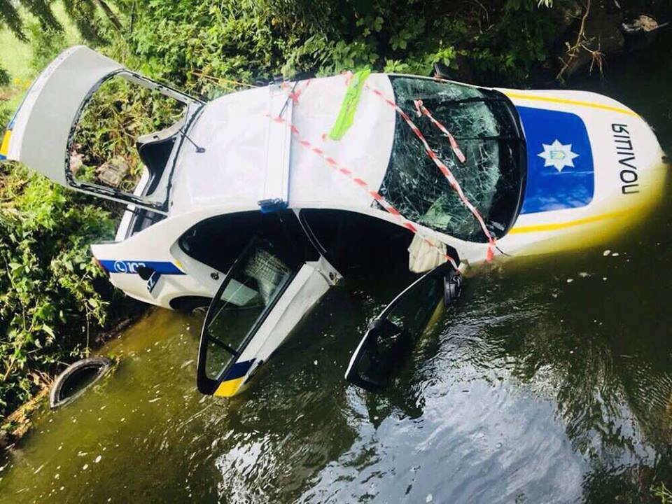 Втопили патрульне авто в річці: з'явилися фото після епічної погоні