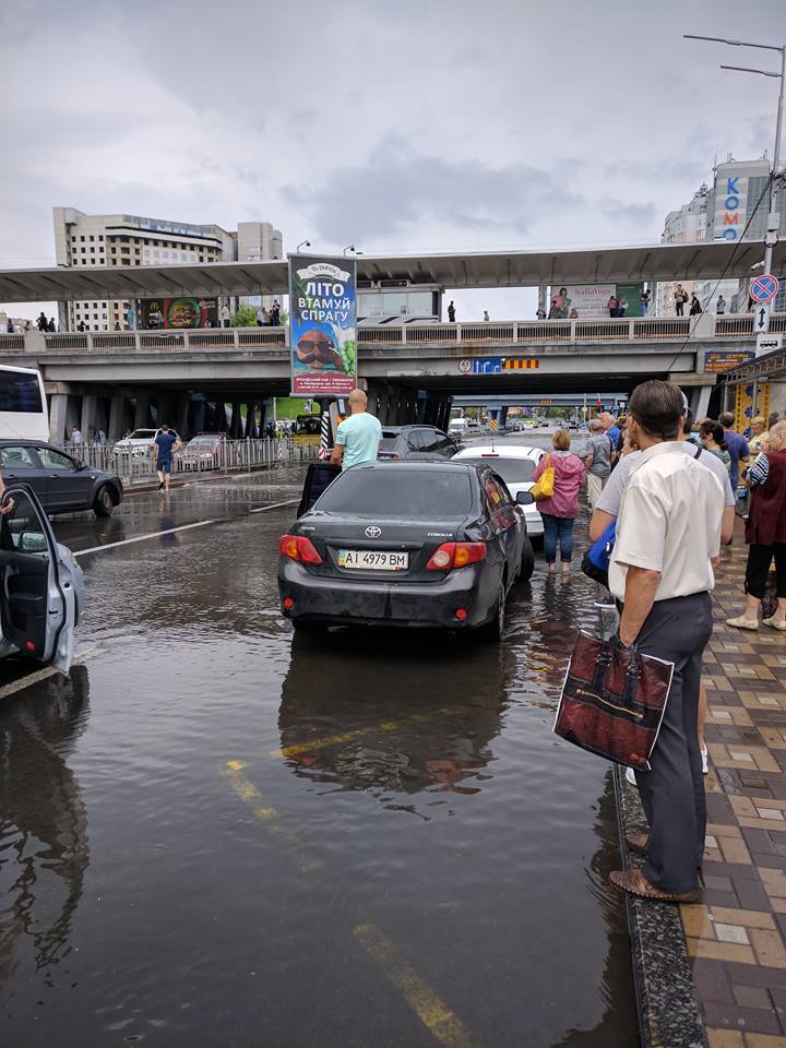Машины тонут: в Киеве затопило улицы мощным ливнем