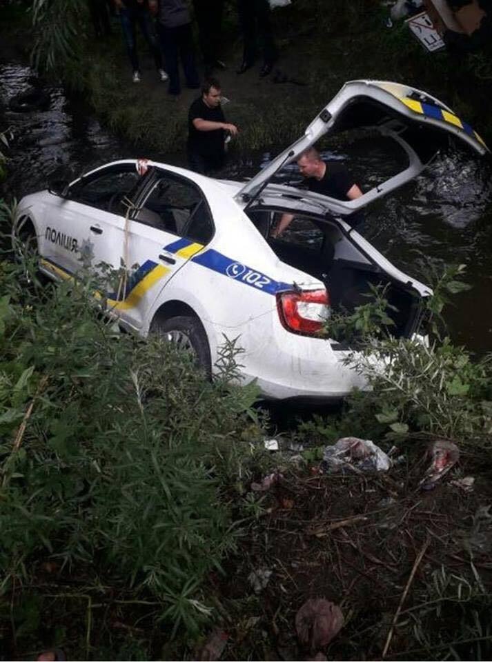 Втопили патрульне авто в річці: з'явилися фото після епічної погоні