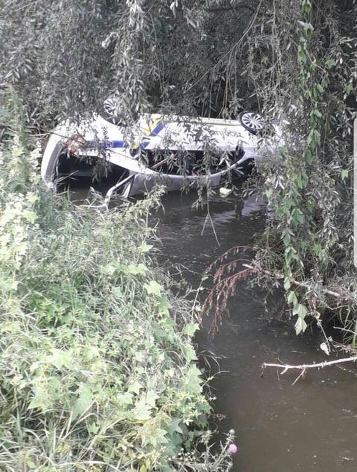 Втопили патрульне авто в річці: з'явилися фото після епічної погоні