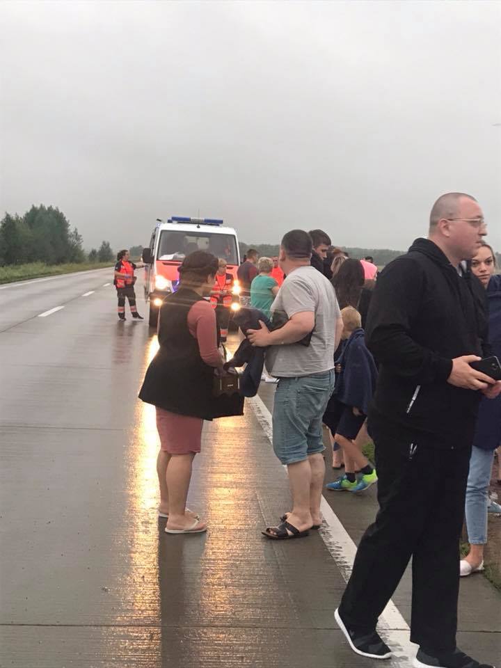 Под Киевом автобус с пассажирами вылетел в кювет: опубликованы первые фото и видео 