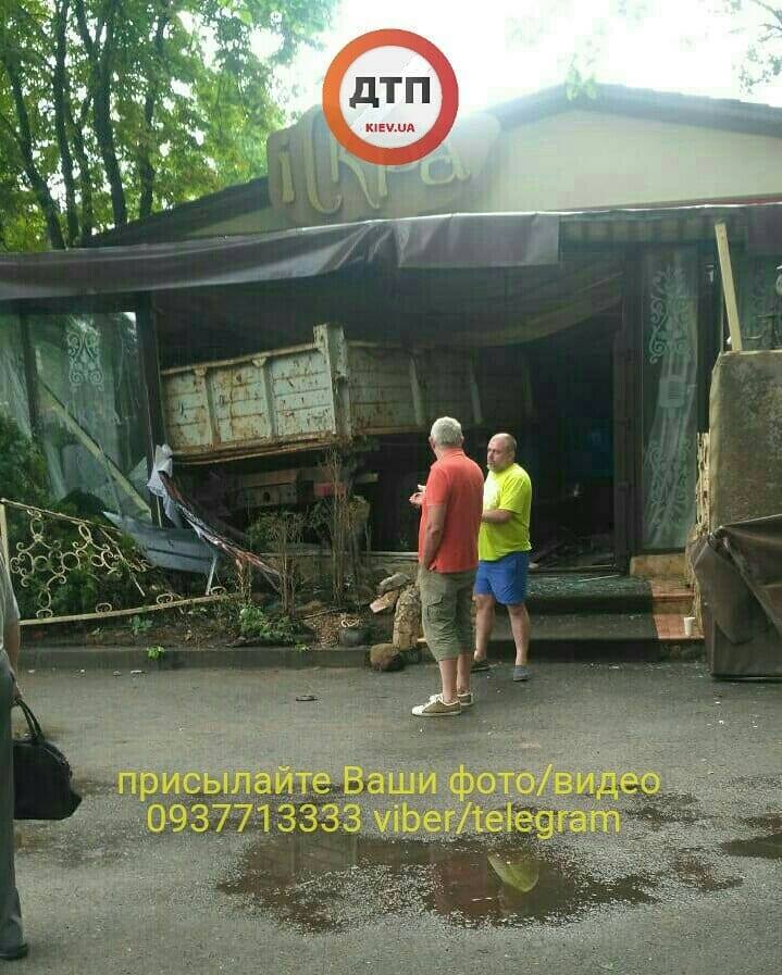 У Києві вантажівка влетіла в ресторан: з'явилися перші фото
