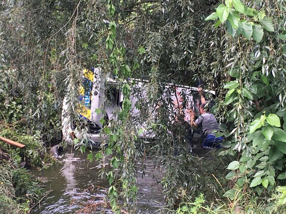 Втопили патрульне авто в річці: з'явилися фото після епічної погоні