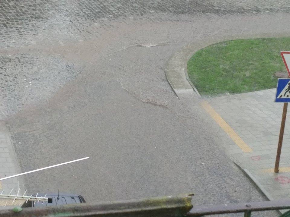 "Такий сором!" В мережі розлютилися через відео з затопленням у Львові