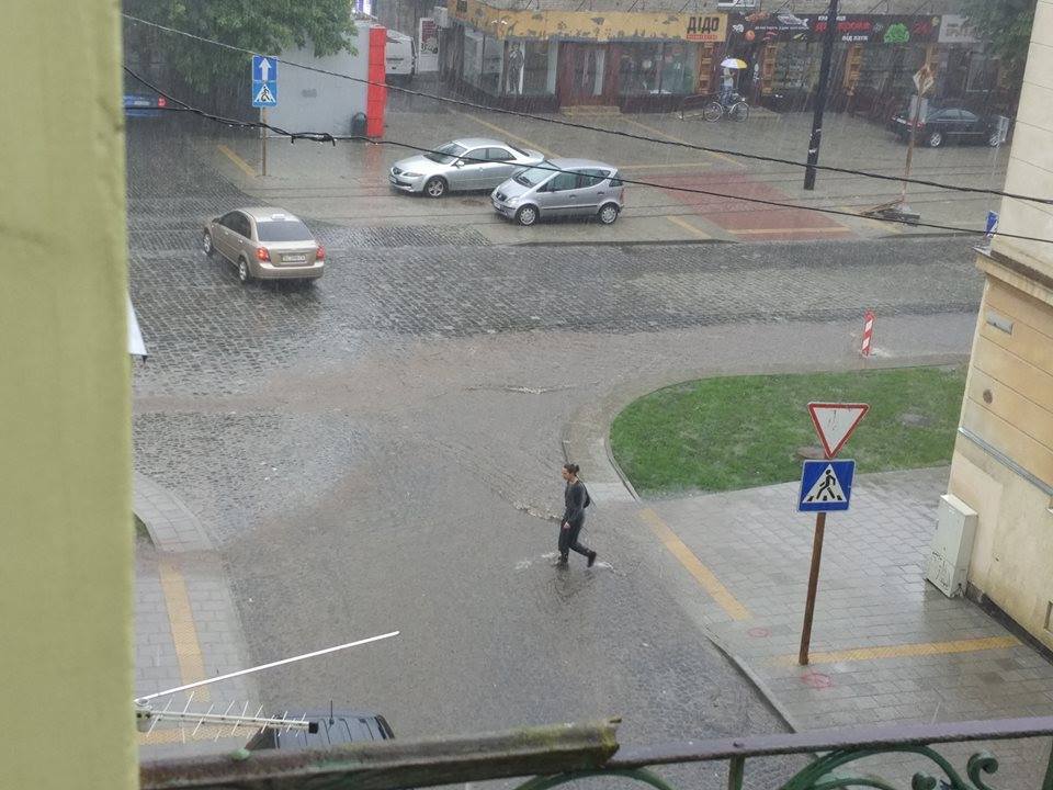 "Такий сором!" В мережі розлютилися через відео з затопленням у Львові