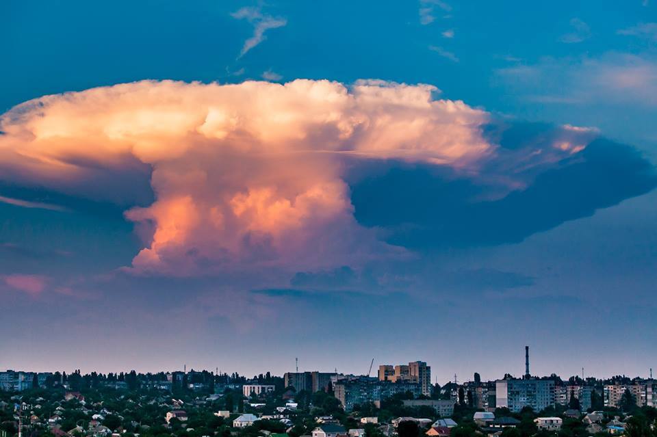 "Ядерний гриб": у мережі показали яскраві фото незвичайного явища над Миколаєвом