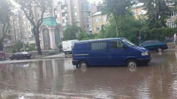 "Такой стыд!" В сети разозлились из-за видео с затоплением во Львове