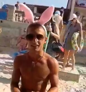 "Зайчик з креветками": продавець на пляжі в Україні став зіркою в мережі