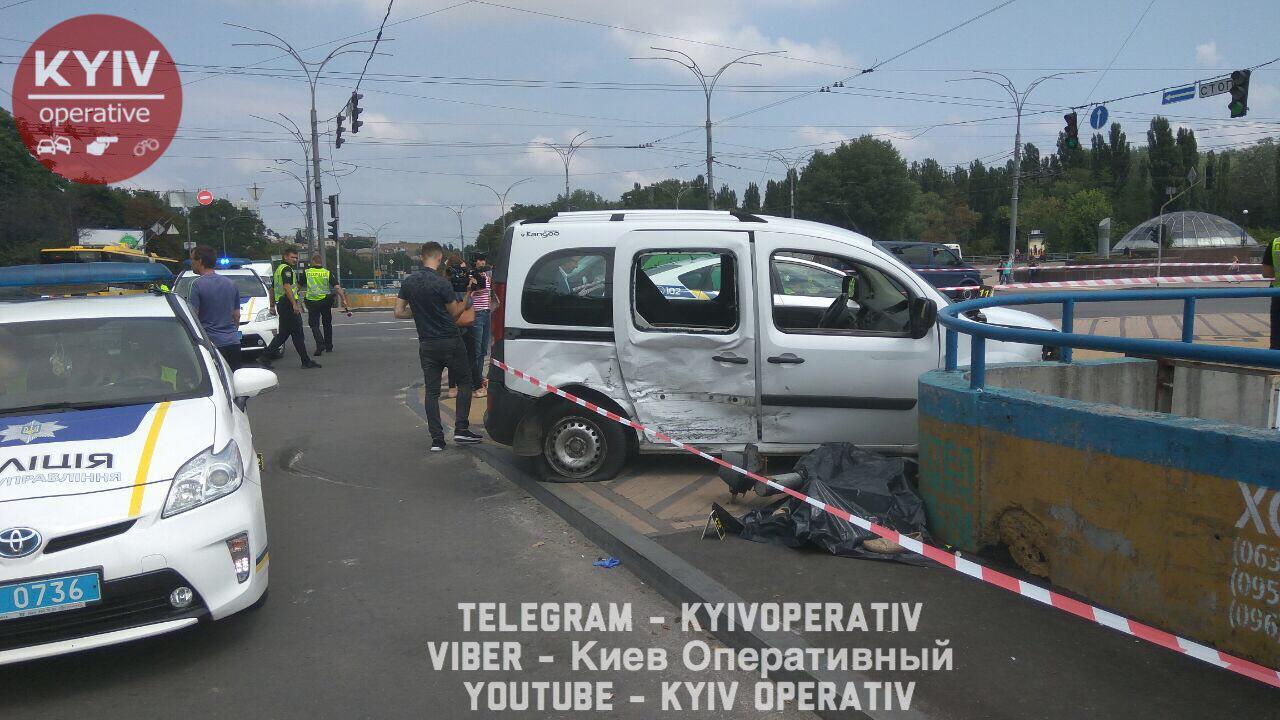 В Киеве авто влетело в людей на тротуаре: появились первые фото и видео с места смертельного ДТП