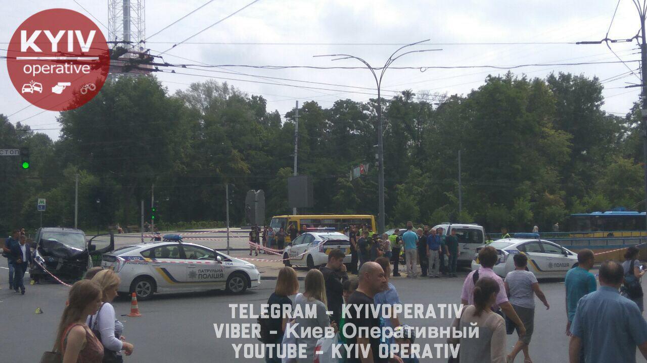 В Киеве авто влетело в людей на тротуаре: есть жертва