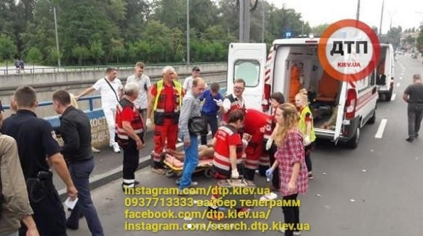 В Киеве авто влетело в людей на тротуаре: есть жертва