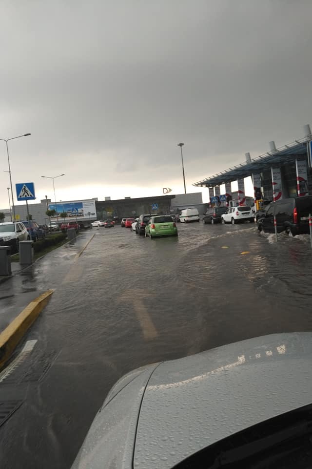 У Києві затопило аеропорт "Жуляни"
