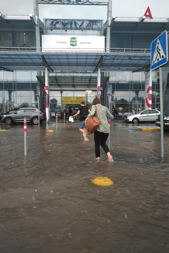 У Києві затопило аеропорт "Жуляни"