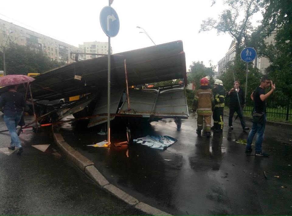 На Киев обрушился мощный ураган: фото и видео погодного "армагеддона"