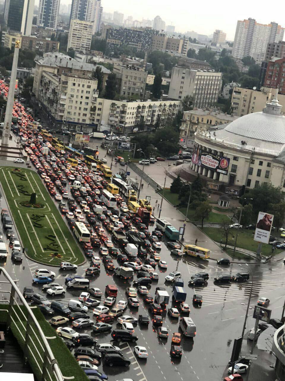 Столицю затопило: Київ паралізували гігантські пробки