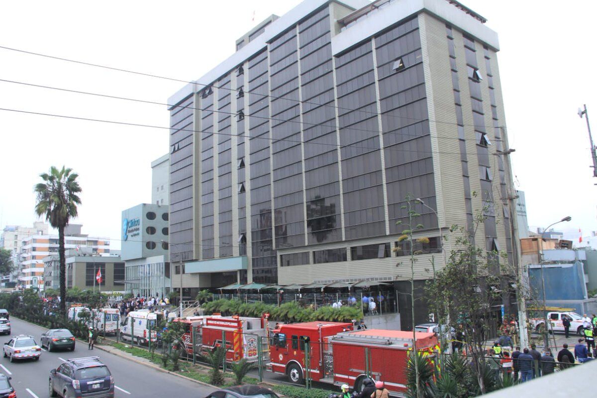 Теракт в столице Перу: двумя взрывами в клинике ранены 20 человек