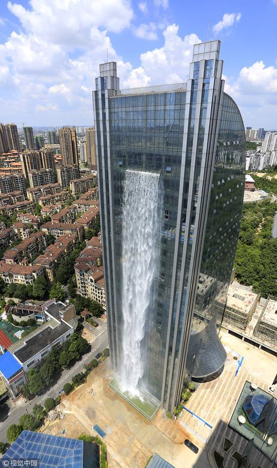 Китай удивил водопадом на небоскребе: впечатляющее видео