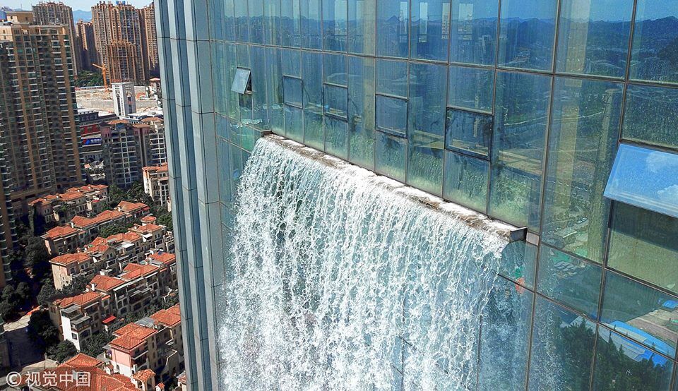 Китай удивил водопадом на небоскребе: впечатляющее видео