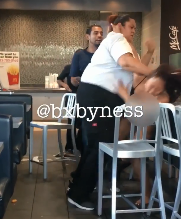 Еще и сорвали лифчик: появилось видео, как в McDonald’s избили клиентку