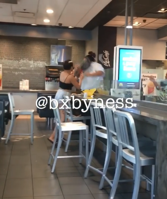 Ще й зірвали ліфчик: з'явилося відео, як в McDonald's побили клієнтку