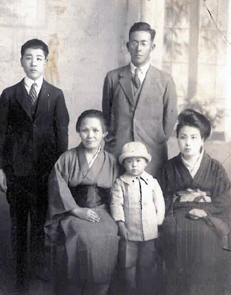 Чійо Міяко (крайня праворуч) з родиною