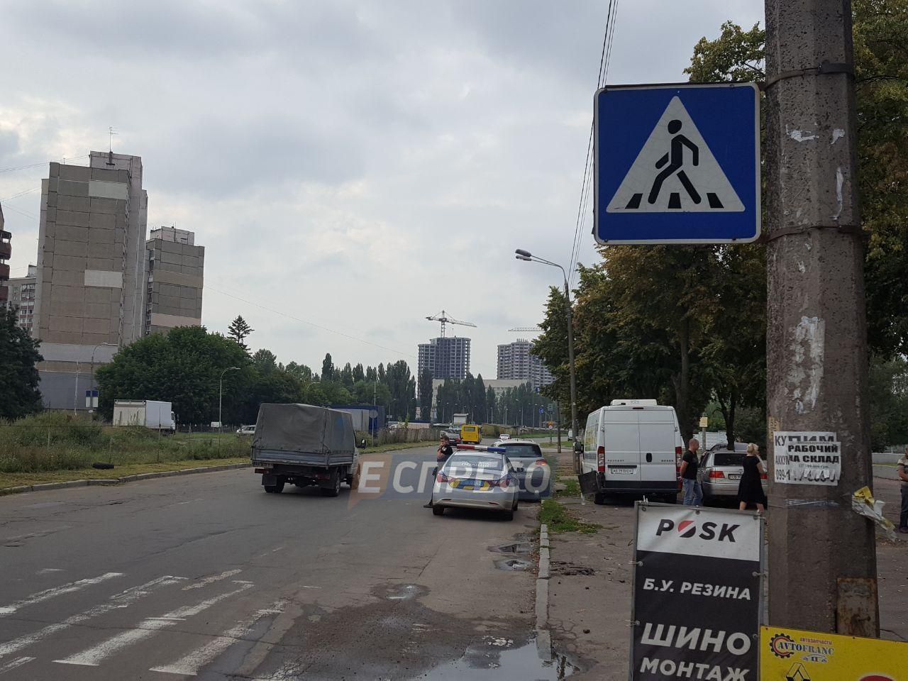 Протягнув 10 метрів: у Києві позашляховик на переході збив молоду жінку