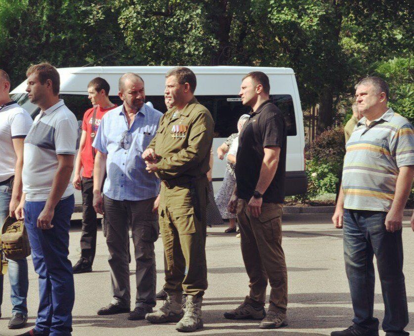 Пуля в зад: Захарченко впервые появился на публике после "ранения"