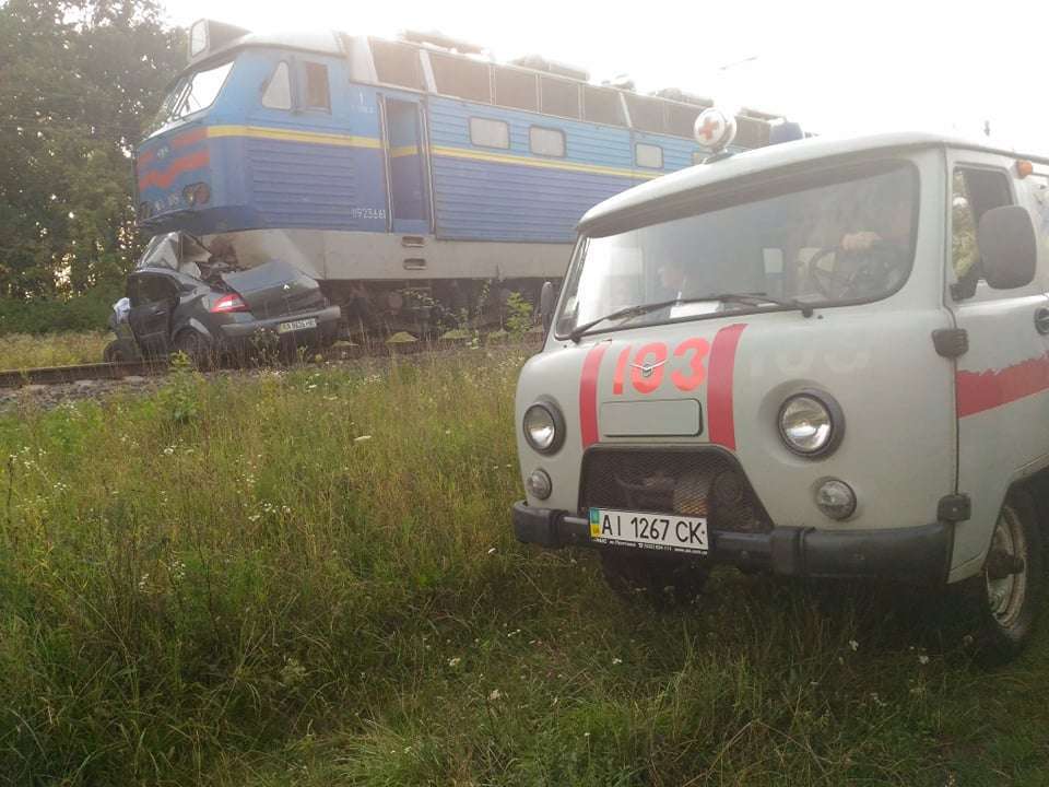 Під Києвом пасажирський потяг розчавив авто: фото смертельної трагедії