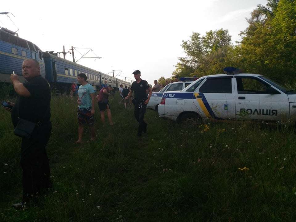 Под Киевом пассажирский поезд раздавил авто: фото смертельной трагедии