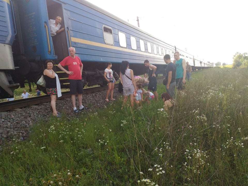 Під Києвом пасажирський потяг розчавив авто: фото смертельної трагедії