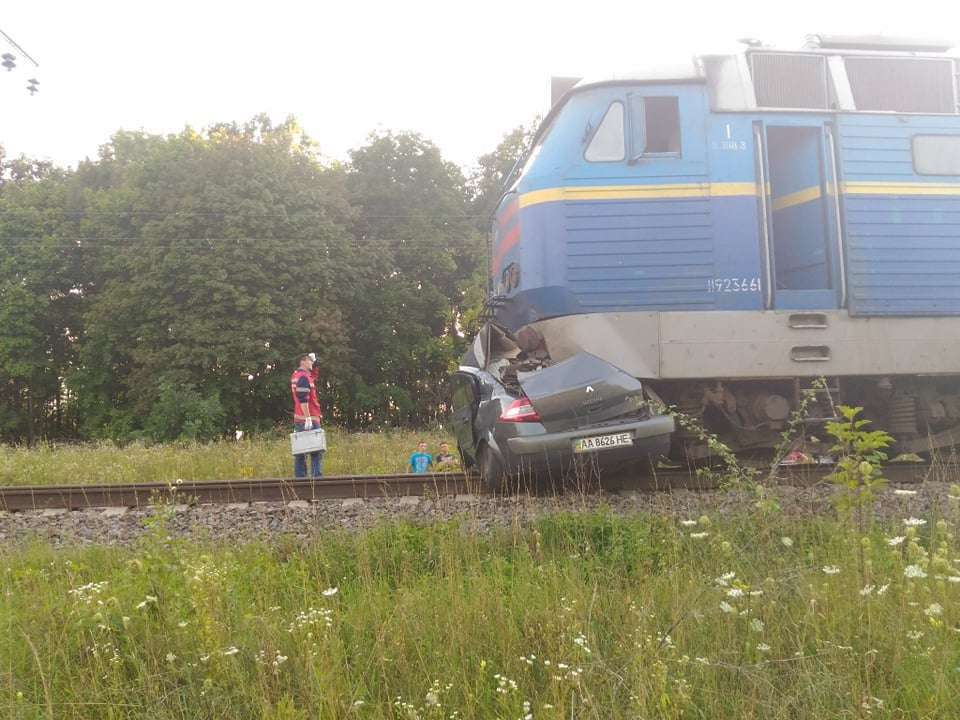 Під Києвом пасажирський потяг розчавив авто: фото смертельної трагедії