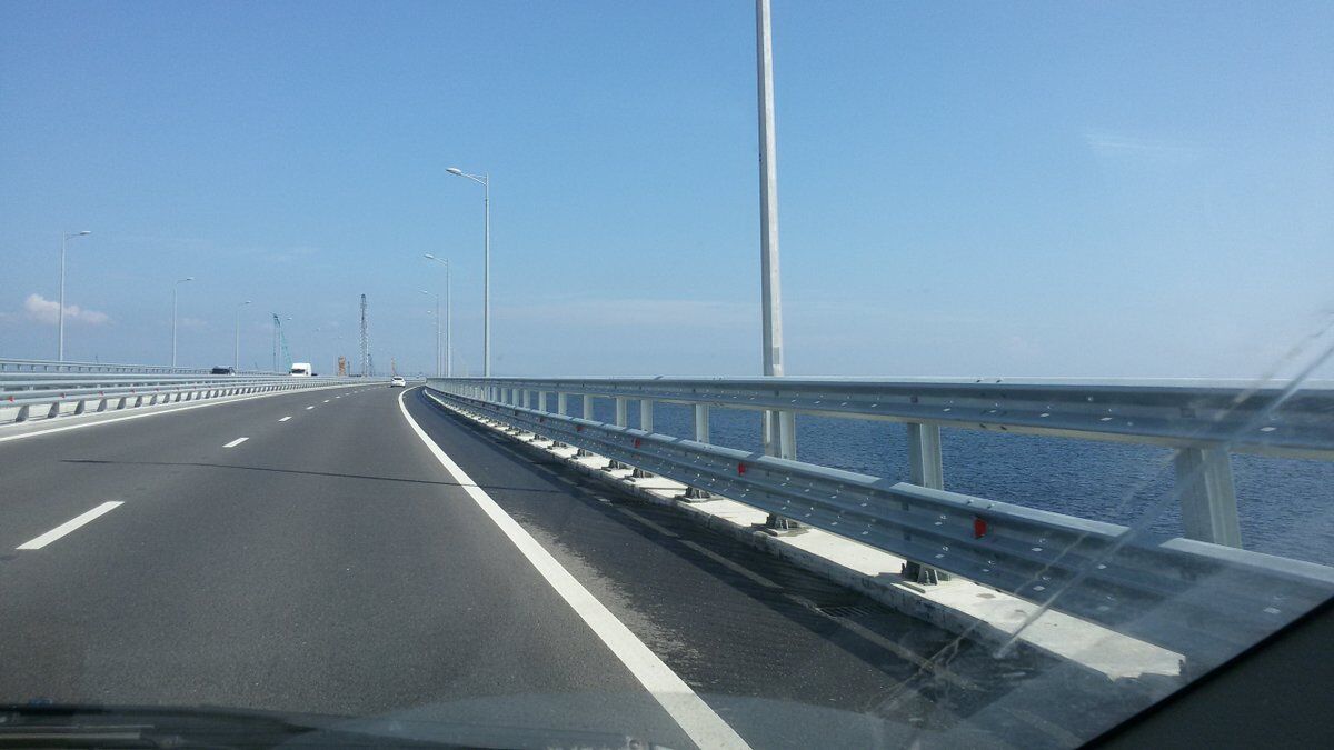 "Трафик бешеный": в сети высмеяли пустынные фото Крымского моста