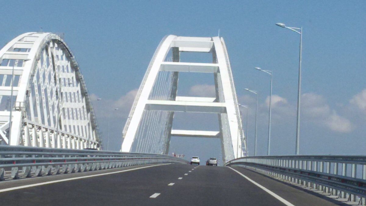"Трафік скажений": в мережі висміяли пустельні фото Кримського мосту