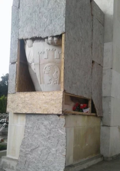 Польские "титушки" устроили жесткий погром на кладбище во Львове