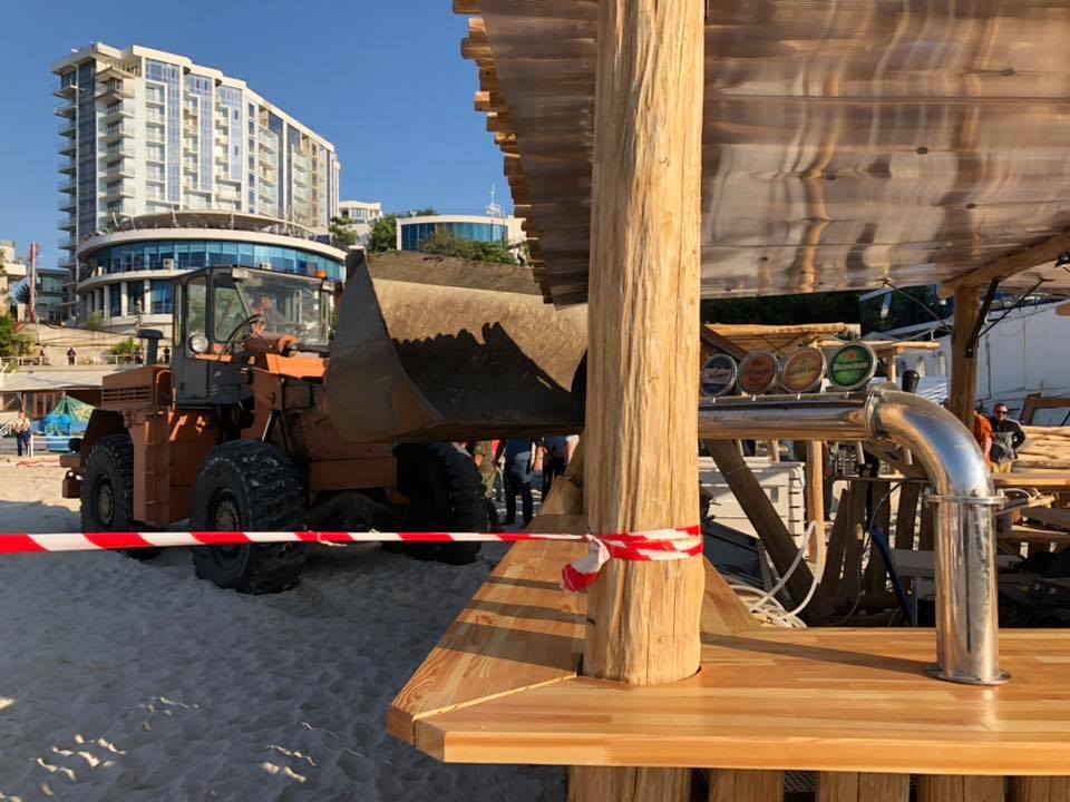 В Одессе снесли популярный пляж: фото и видео