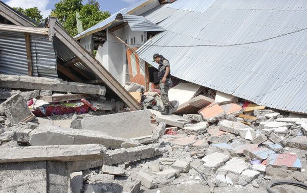 Сотни альпинистов попали в беду из-за землетрясения в Индонезии