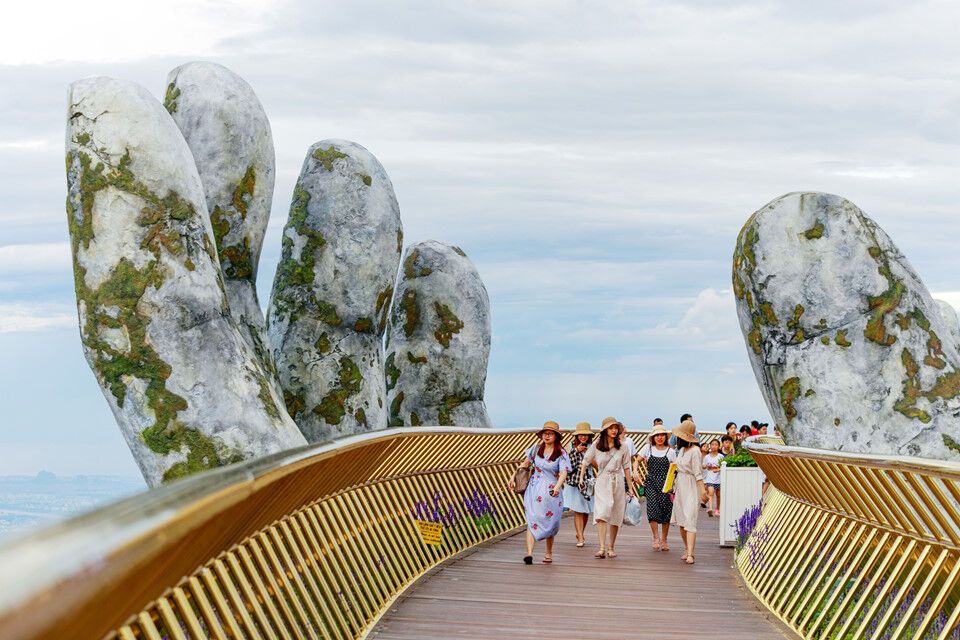 Каменные руки: во Вьетнаме построили удивительный мост 