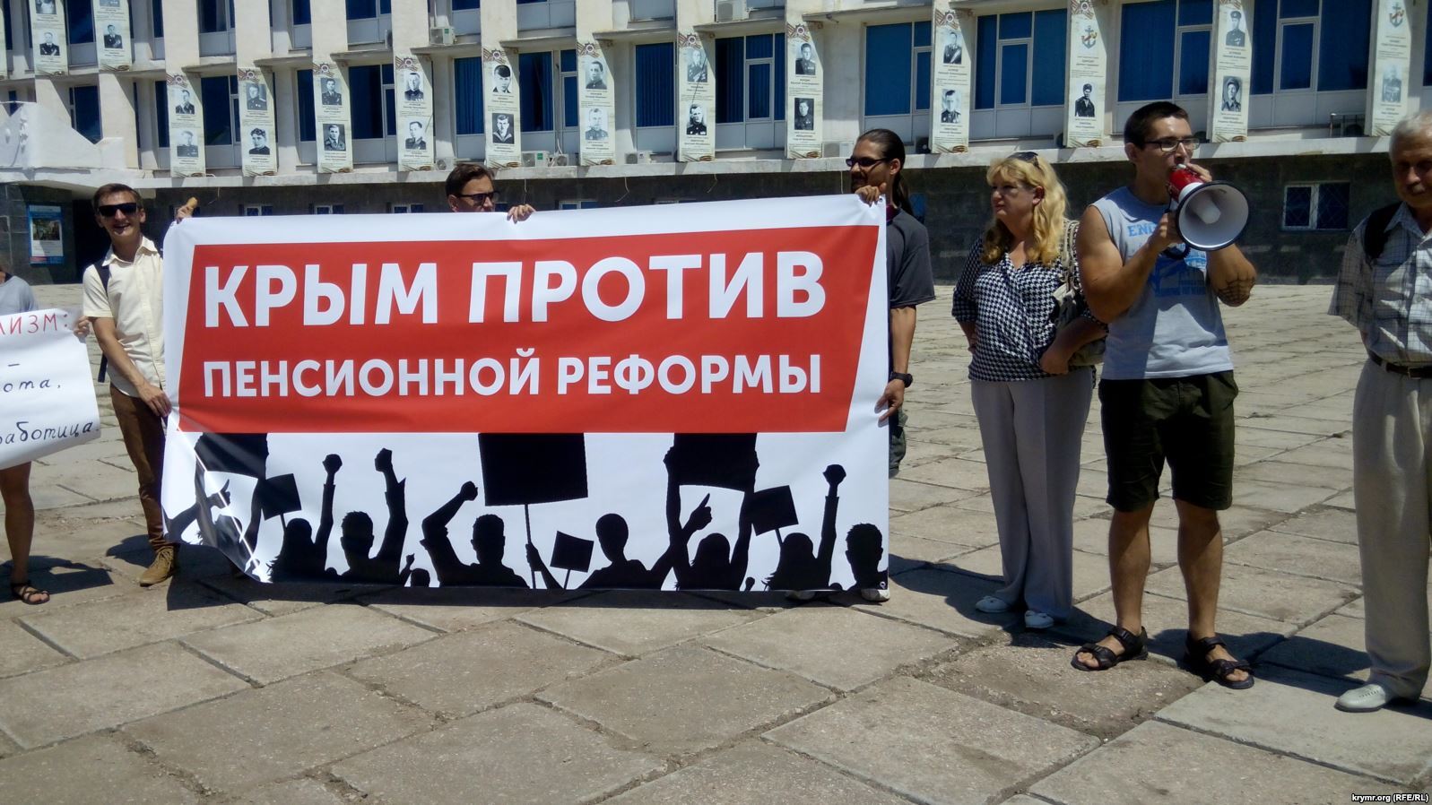 "Русский мир" не понравился: в Крыму провели митинг против Путина