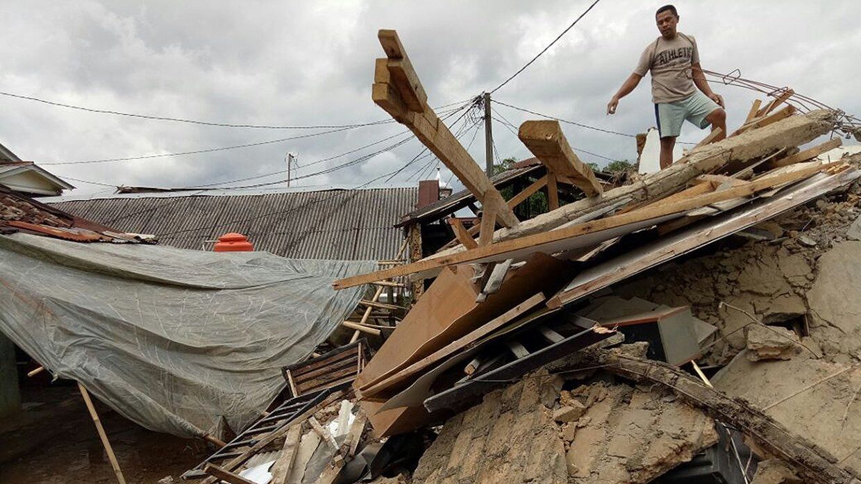 Сотни альпинистов попали в беду из-за землетрясения в Индонезии