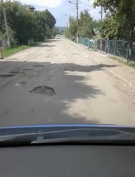 "Такі реалії": в мережі з'явилося сумне відео дороги в Україні