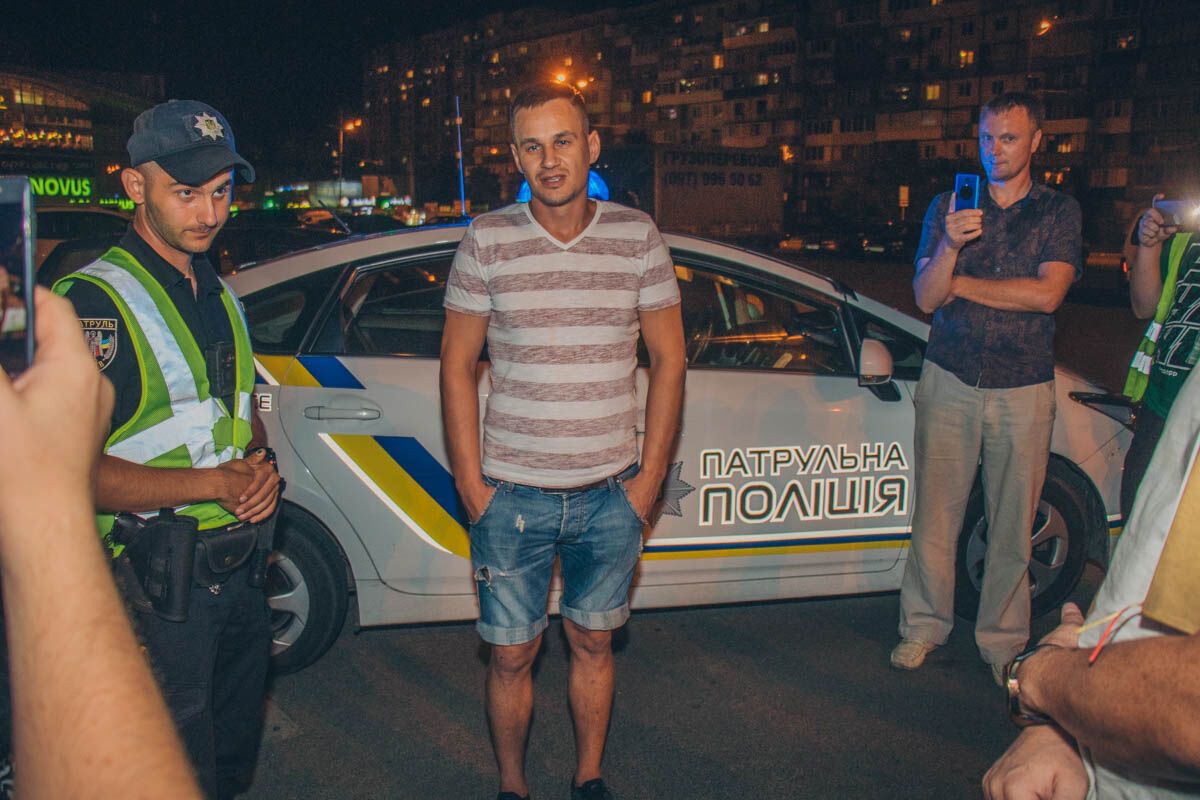 В Киеве пьяный без прав разбил 7 авто и уснул в машине полицейских