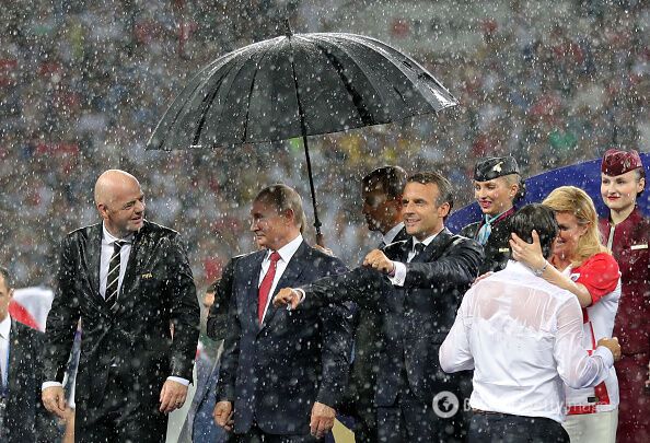 Навіть розплакалася: президент Хорватії виправдала Путіна за парасолі на фіналі ЧС-2018