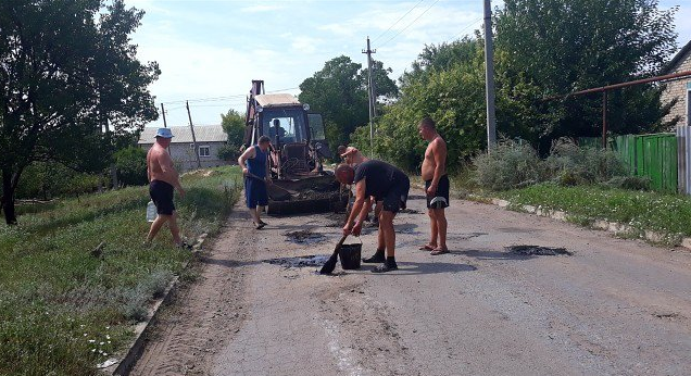 З лопатою і відром: з'явилися провальні фото ремонту доріг в "ЛНР"