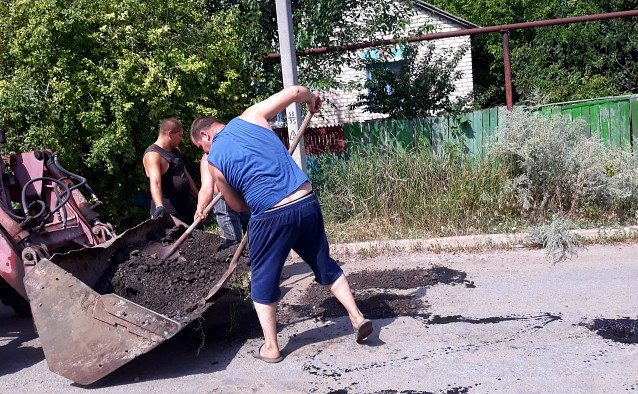 С лопатой и ведром: появились провальные фото ремонта дорог в "ЛНР"
