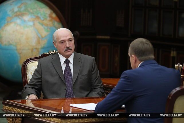 Лукашенко впервые появился на публике после "инсульта". Фотофакт