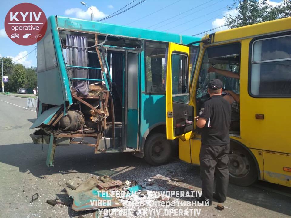 Під Києвом трапилась "масова" ДТП з маршрутками: є постраждалі