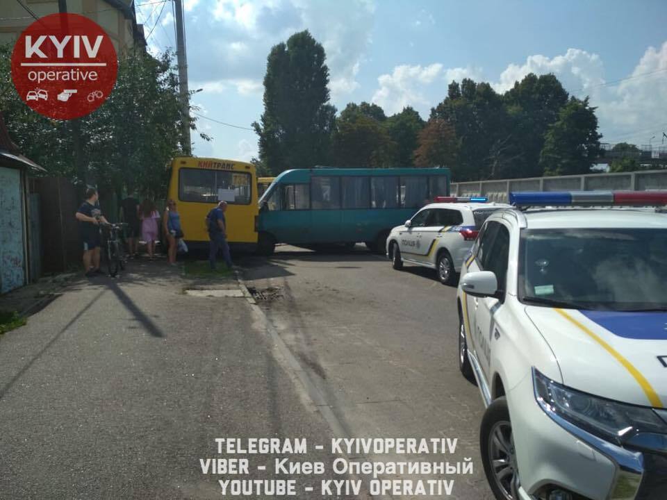 Под Киевом произошло "массовое" ДТП с маршрутками: есть пострадавшие
