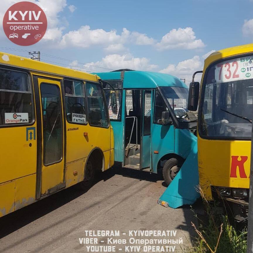 Под Киевом произошло "массовое" ДТП с маршрутками: есть пострадавшие