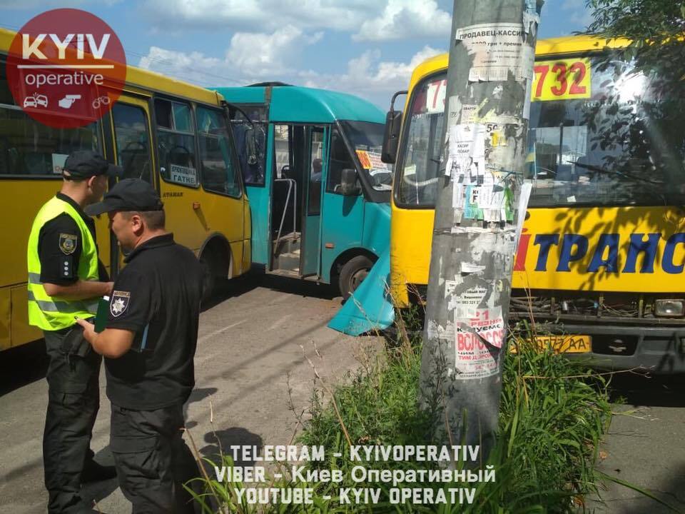 Під Києвом трапилась "масова" ДТП з маршрутками: є постраждалі