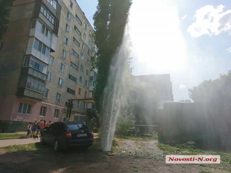 Висотою з 6-поверхівку: в Миколаєві з-під землі забив "фонтан"